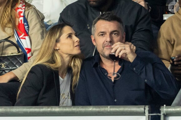 Arnaud Ducret et sa femme Claire Francisci - People dans les tribunes lors du match de la 5ème et avant-dernière journée de Ligue des nations entre la France et l'Autriche (2-0) au Stade de France à Saint-Denis le 22 septembre 2022.