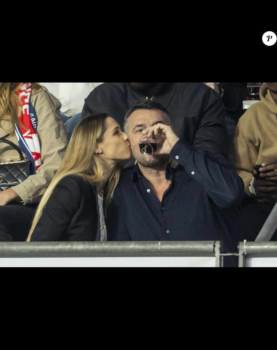 Arnaud Ducret et sa femme Claire Francisci - People dans les tribunes lors du match de la 5ème et avant-dernière journée de Ligue des nations entre la France et l'Autriche (2-0) au Stade de France à Saint-Denis le 22 septembre 2022.