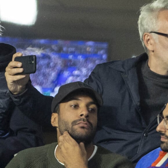 Vincent Delerm et son fils - People dans les tribunes lors du match de la 5ème et avant-dernière journée de Ligue des nations entre la France et l'Autriche (2-0) au Stade de France à Saint-Denis le 22 septembre 2022.