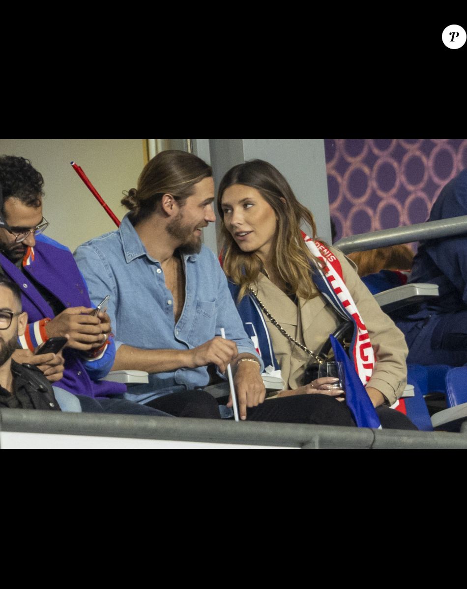 Camille Cerf (Miss France 2015) et son compagnon Théo Fleury - People dans les tribunes lors du match de la 5ème et avant-dernière journée de Ligue des nations entre la France et l'Autriche (2-0) au Stade de France à Saint-Denis le 22 septembre 2022.