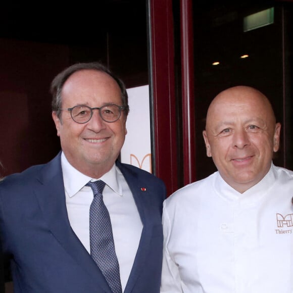 Exclusif - Julie Gayet, François Hollande, Thierry Marx (Chef de " Madame Brasserie ") et Nathalie Bellon-Szabo (Nathalie Bellon-Szabo (Directrice Générale Monde de Sodexo Live) - Cocktail pour l'inauguration de la Brasserie " Madame Brasserie " au 1er étage de La Tour Eiffel à Paris. Le 22 Septembre 2022. © Bertrand Rindoff Petroff-Giancarlo Gorassini / Bestimage 