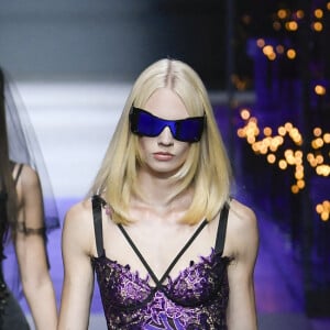 Bella Hadid - Défilé de mode Versace Prêt-à-porter printemps/été 2023 lors de la Fashion Week de Milan, Italie, le 23 septembre 2022. 