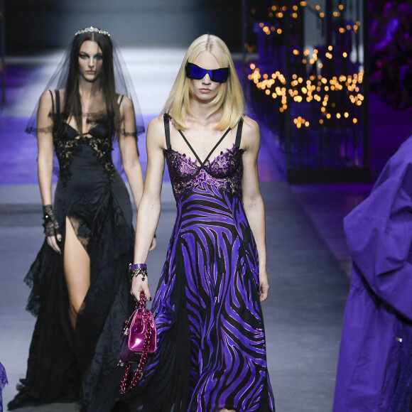 Bella Hadid - Défilé de mode Versace Prêt-à-porter printemps/été 2023 lors de la Fashion Week de Milan, Italie, le 23 septembre 2022. 