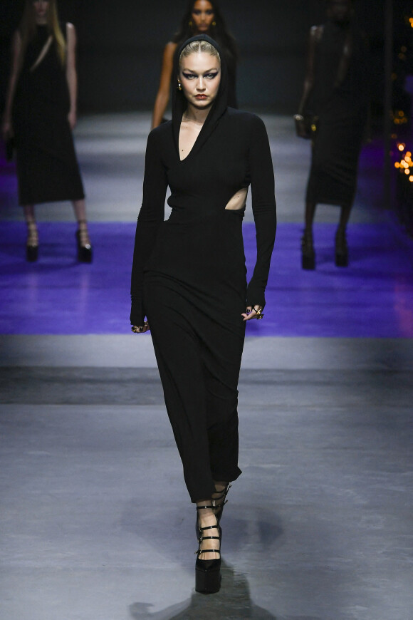 Gigi Hadid - Défilé de mode Versace Prêt-à-porter printemps/été 2023 lors de la Fashion Week de Milan, Italie, le 23 septembre 2022. 