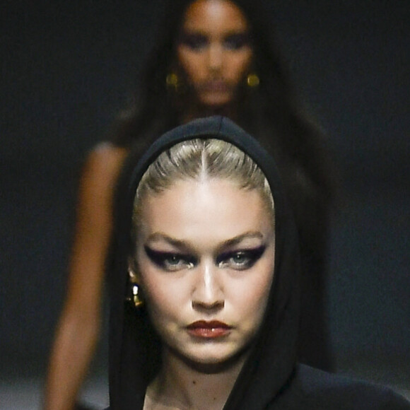 Gigi Hadid - Défilé de mode Versace Prêt-à-porter printemps/été 2023 lors de la Fashion Week de Milan, Italie, le 23 septembre 2022. 