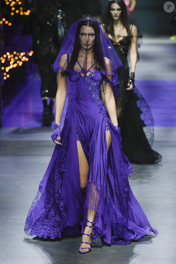 Bella Hadid - Défilé de mode Versace Prêt-à-porter printemps/été 2023 lors de la Fashion Week de Milan, Italie, le 23 septembre 2022. 