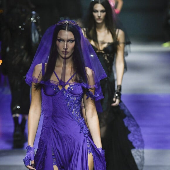 Bella Hadid - Défilé de mode Versace Prêt-à-porter printemps/été 2023 lors de la Fashion Week de Milan, Italie, le 23 septembre 2022. 