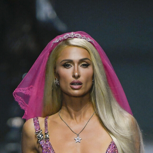 Paris Hilton - Défilé de mode Versace Prêt-à-porter printemps/été 2023 lors de la Fashion Week de Milan, Italie, le 23 septembre 2022. 