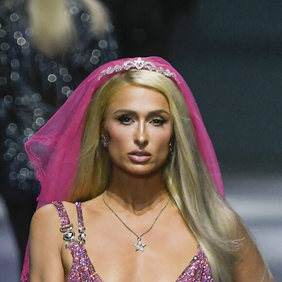 Paris Hilton - Défilé de mode Versace Prêt-à-porter printemps/été 2023 lors de la Fashion Week de Milan, Italie, le 23 septembre 2022. 
