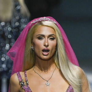 Paris Hilton - Défilé de mode Versace Prêt-à-porter printemps/été 2023 lors de la Fashion Week de Milan, Italie, le 23 septembre 2022. 