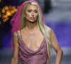 Paris Hilton - Défilé de mode Versace Prêt-à-porter printemps/été lors de la Fashion Week de Milan, Italie. 