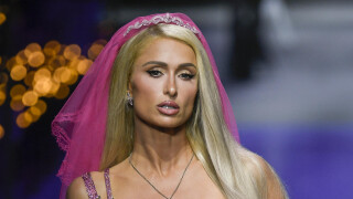 Paris Hilton en mariée chez Versace : mini-robe rose et grand décolleté pour un défilé rempli de stars
