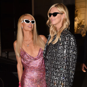 Paris Hilton et Nicky Hilton - Les célébrités à la sortie de l'after party Versace lors de la Fashion Week de Milan (MLFW) le 23 septembre 2022. 