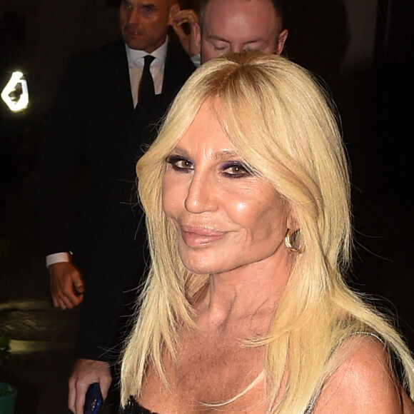 Donatella Versace - Les célébrités à la sortie de l'after party Versace lors de la Fashion Week de Milan (MLFW) le 23 septembre 2022. 