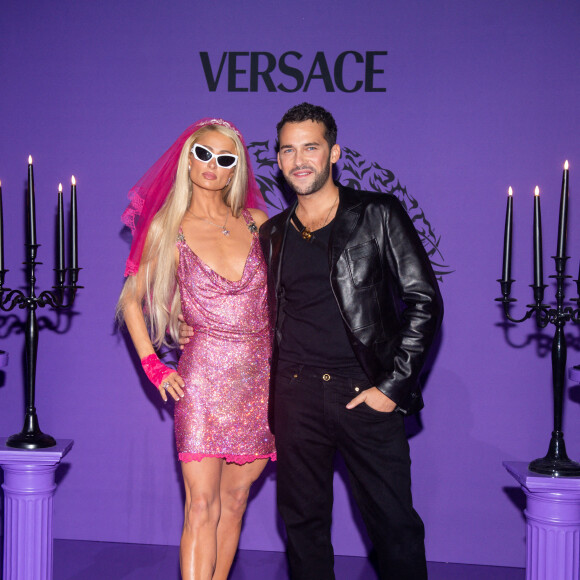 Paris Hilton, guest - Célébrités lors du backstage lors du défilé Versace "Collection Prêt-à-Porter Printemps/Eté 2023" lors de la Fashion Week de Milan (MLFW) le 23 septembre 2022. 