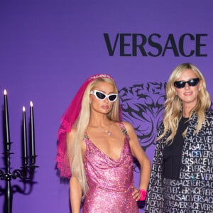 Paris Hilton, Nicky Hilton - Célébrités lors du backstage lors du défilé Versace "Collection Prêt-à-Porter Printemps/Eté 2023" lors de la Fashion Week de Milan (MLFW) le 23 septembre 2022. 