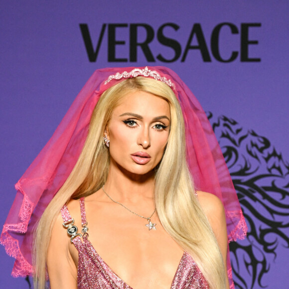 Paris Hilton - Célébrités lors du backstage lors du défilé Versace "Collection Prêt-à-Porter Printemps/Eté 2023" lors de la Fashion Week de Milan (MLFW) le 23 septembre 2022. 
