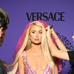 Paris Hilton - Célébrités lors du backstage lors du défilé Versace "Collection Prêt-à-Porter Printemps/Eté 2023" lors de la Fashion Week de Milan (MLFW) le 23 septembre 2022. 