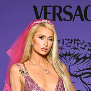 Paris Hilton - Célébrités lors du backstage lors du défilé Versace "Collection Prêt-à-Porter Printemps/Eté 2023" lors de la Fashion Week de Milan (MLFW) le 23 septembre 2022. 