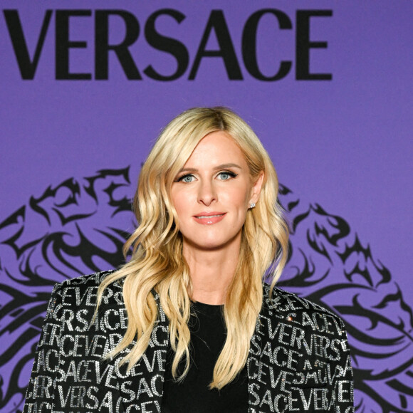 Nicky Hilton - Célébrités lors du backstage lors du défilé Versace "Collection Prêt-à-Porter Printemps/Eté 2023" lors de la Fashion Week de Milan (MLFW) le 23 septembre 2022. 