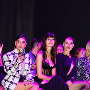Normani, Vanessa Hudgens, Camila Morrone, Lily James, Niki Hilton - Les célébrités assistent (front row) au défilé Versace "Collection Prêt-à-Porter Printemps/Eté 2023" lors de la Fashion Week de Milan (MLFW) le 23 septembre 2022. 