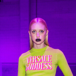 Chloe Cherry - Les célébrités assistent (front row) au défilé Versace "Collection Prêt-à-Porter Printemps/Eté 2023" lors de la Fashion Week de Milan (MLFW) le 23 septembre 2022. 