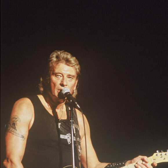 Johnny Hallyday en concert avec sa guitare