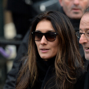 Jean Reno et sa femme Zofia - Sorties de l'église de la Madeleine après les obsèques de Johnny Hallyday à Paris le 9 décembre 2017. © Veeren / Bestimage 