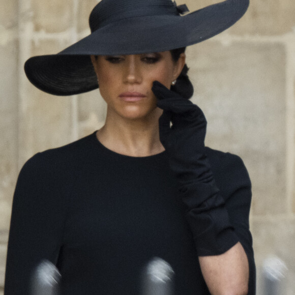 Meghan Markle - Procession du cercueil de la reine Elizabeth II d'Angleterre de Wesminster Hall où il était exposé au public, jusqu'à l'Abbaye de Westminster. Le cercueil est installé sur l'affût du canon, puis tiré par 142 marins de la Royal Navy à l'aide de cordages, dans la plus pure tradition de la monarchie britannique. Cette tradition remonte aux funérailles d'Etat de la reine Victoria en février 1901. Londres, le 19 septembre 2022. 