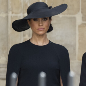 Meghan Markle - Procession du cercueil de la reine Elizabeth II d'Angleterre de Wesminster Hall où il était exposé au public, jusqu'à l'Abbaye de Westminster. Le cercueil est installé sur l'affût du canon, puis tiré par 142 marins de la Royal Navy à l'aide de cordages, dans la plus pure tradition de la monarchie britannique. Cette tradition remonte aux funérailles d'Etat de la reine Victoria en février 1901. Londres, le 19 septembre 2022. 