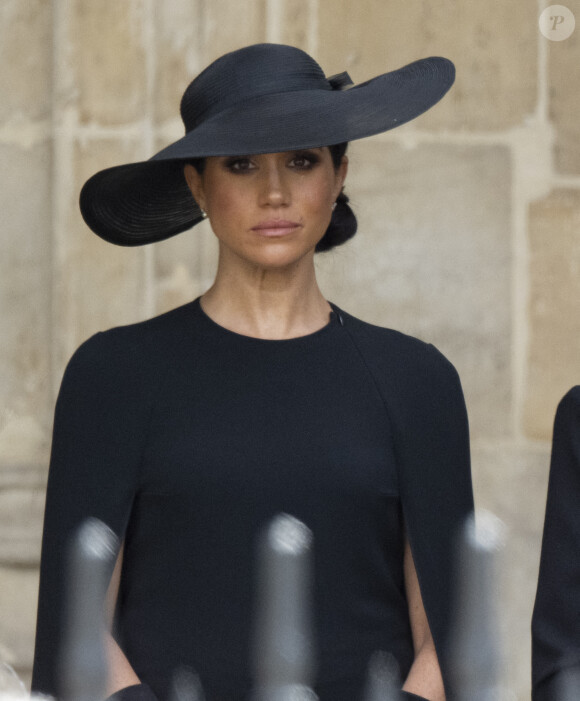 Meghan Markle - Procession du cercueil de la reine Elizabeth II d'Angleterre de Wesminster Hall où il était exposé au public, jusqu'à l'Abbaye de Westminster. Le cercueil est installé sur l'affût du canon, puis tiré par 142 marins de la Royal Navy à l'aide de cordages, dans la plus pure tradition de la monarchie britannique. Cette tradition remonte aux funérailles d'Etat de la reine Victoria en février 1901. Londres, le 19 septembre 2022. 