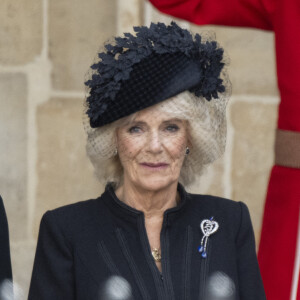 Meghan Markle, Camilla Parker Bowles, reine consort d'Angleterre - Procession du cercueil de la reine Elizabeth II d'Angleterre de Wesminster Hall où il était exposé au public, jusqu'à l'Abbaye de Westminster. Le cercueil est installé sur l'affût du canon, puis tiré par 142 marins de la Royal Navy à l'aide de cordages, dans la plus pure tradition de la monarchie britannique. Cette tradition remonte aux funérailles d'Etat de la reine Victoria en février 1901. Londres, le 19 septembre 2022. 