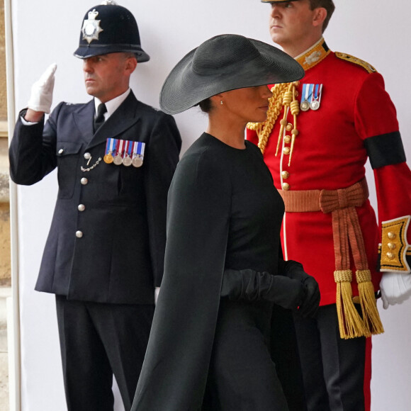 Meghan Markle, duchesse de Sussex (robe Stella McCartney) - Arrivée à la Cérémonie funèbre en La Chapelle Saint-Georges en présence des 15 Premiers ministres des royaumes qui ont exercé pendant les 70 ans de règne de la reine Elizabeth II d'Angleterre. Le cercueil sera descendu dans la crypte royale de la Chapelle Saint-Georges où elle reposera au côté de son époux le prince Philip, décédé le 9 avril 2021. Une cérémonie privée d'inhumation se tiendra au Mémorial du roi George VI. Windsor, le 19 septembre 2022. © Kirsty O'Connor / Bestimage 