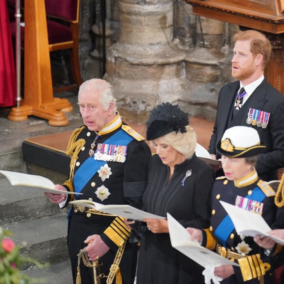 Le roi Charles III d'Angleterre, la reine consort Camilla Parker Bowles, la princesse Anne, Sir Timothy Laurence, le prince Andrew, duc d'York, le prince Edward, comte de Wessex, le prince Harry, duc de Sussex, Meghan Markle, duchesse de Sussex, la princesse Beatrice d'York - Service funéraire à l'Abbaye de Westminster pour les funérailles d'Etat de la reine Elizabeth II d'Angleterre. Le 19 septembre 2022 © Dominic Lipinski / PA via Bestimage 