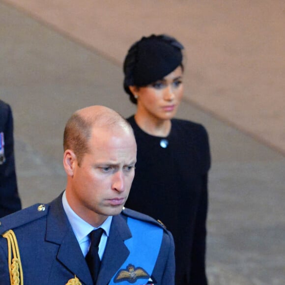 Le prince William, prince de Galles, le prince Harry et Meghan Markle - Procession cérémonielle du cercueil de la reine Elisabeth II du palais de Buckingham à Westminster Hall à Londres le 14 septembre 2022. © Photoshot / Panoramic / Bestimage 