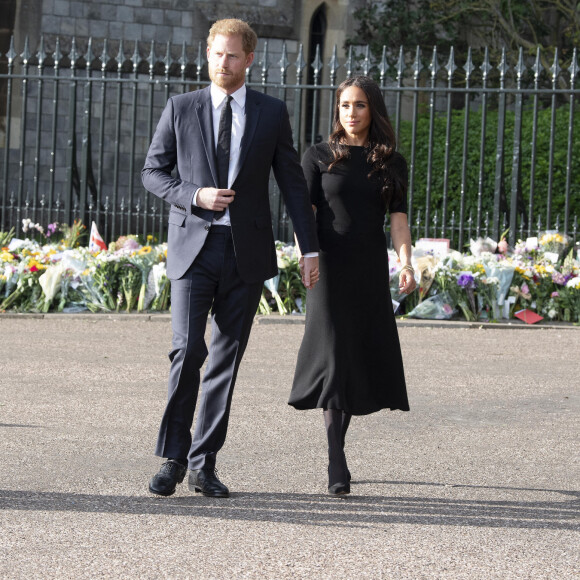 Le prince Harry, duc de Sussex, Meghan Markle, duchesse de Sussex à la rencontre de la foule devant le château de Windsor, suite au décès de la reine Elisabeth II d'Angleterre. Le 10 septembre 2022 