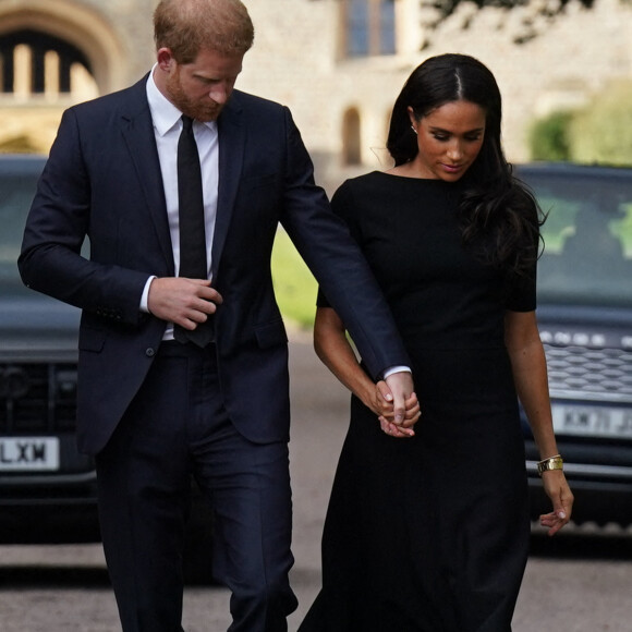 Le prince Harry, duc de Sussex et Meghan Markle, duchesse de Sussex à la rencontre de la foule devant le château de Windsor, suite au décès de la reine Elisabeth II d'Angleterre. Le 10 septembre 2022 