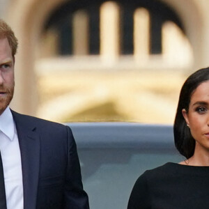 Le prince Harry, duc de Sussex et Meghan Markle, duchesse de Sussex à la rencontre de la foule devant le château de Windsor, suite au décès de la reine Elisabeth II d'Angleterre. Le 10 septembre 2022 