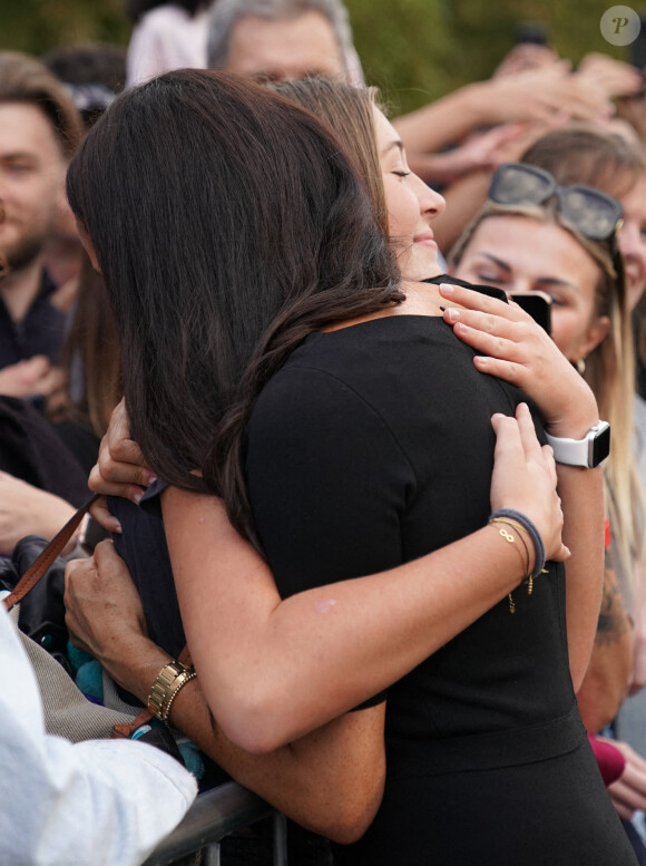 Meghan Markle, duchesse de Sussex à la rencontre de la foule devant le château de Windsor, suite au décès de la reine Elisabeth II d'Angleterre. Le 10 septembre 2022 