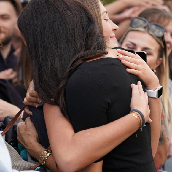 Meghan Markle, duchesse de Sussex à la rencontre de la foule devant le château de Windsor, suite au décès de la reine Elisabeth II d'Angleterre. Le 10 septembre 2022 