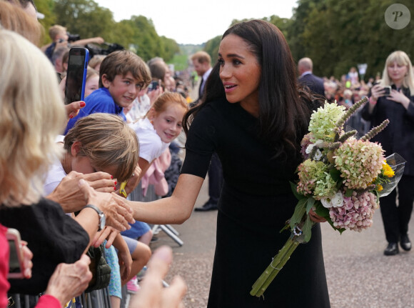 Meghan Markle, duchesse de Sussex à la rencontre de la foule devant le château de Windsor, suite au décès de la reine Elisabeth II d'Angleterre. Le 10 septembre 2022 