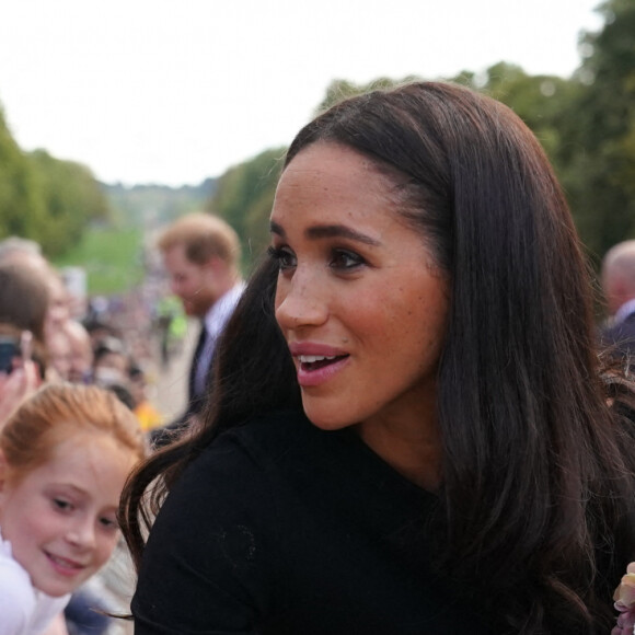 Meghan Markle, duchesse de Sussex à la rencontre de la foule devant le château de Windsor, suite au décès de la reine Elisabeth II d'Angleterre. Le 10 septembre 2022 