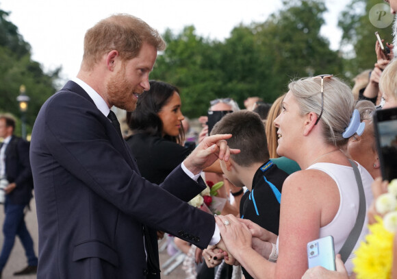 Le prince Harry, duc de Sussex et Meghan Markle, duchesse de Sussex à la rencontre de la foule devant le château de Windsor, suite au décès de la reine Elisabeth II d'Angleterre. Le 10 septembre 2022 