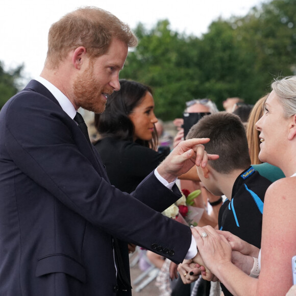 Le prince Harry, duc de Sussex et Meghan Markle, duchesse de Sussex à la rencontre de la foule devant le château de Windsor, suite au décès de la reine Elisabeth II d'Angleterre. Le 10 septembre 2022 