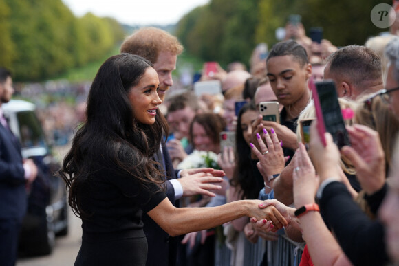 Le prince Harry, duc de Sussex et Meghan Markle, duchesse de Sussex à la rencontre de la foule devant le château de Windsor, suite au décès de la reine Elisabeth II d'Angleterre. Le 10 septembre 2022 