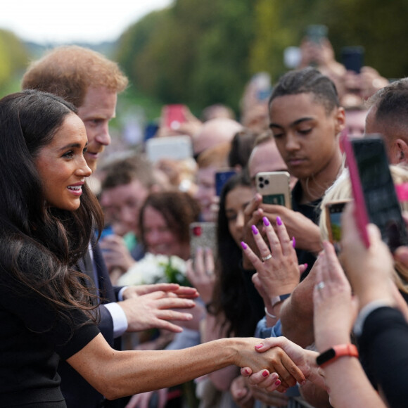 Le prince Harry, duc de Sussex et Meghan Markle, duchesse de Sussex à la rencontre de la foule devant le château de Windsor, suite au décès de la reine Elisabeth II d'Angleterre. Le 10 septembre 2022 