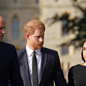 La princesse de Galles Kate Catherine Middleton, le prince de Galles William et le prince Harry, duc de Sussex et Meghan Markle, duchesse de Sussex à la rencontre de la foule devant le château de Windsor, suite au décès de la reine Elisabeth II d'Angleterre. Le 10 septembre 2022 