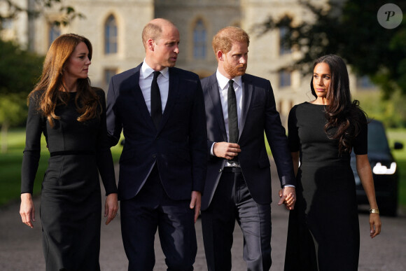 La princesse de Galles Kate Catherine Middleton, le prince de Galles William et le prince Harry, duc de Sussex et Meghan Markle, duchesse de Sussex à la rencontre de la foule devant le château de Windsor, suite au décès de la reine Elisabeth II d'Angleterre. Le 10 septembre 2022 