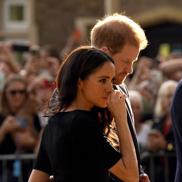 Le prince Harry, duc de Sussex et Meghan Markle, duchesse de Sussex à la rencontre de la foule devant le château de Windsor, suite au décès de la reine Elisabeth II d'Angleterre. Le 10 septembre 2022 