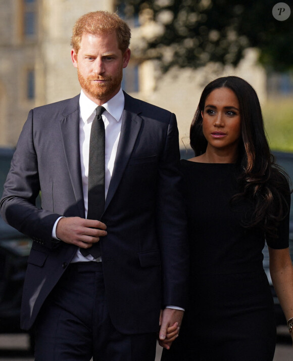 Le prince Harry, duc de Sussex et Meghan Markle, duchesse de Sussex à la rencontre de la foule devant le château de Windsor, suite au décès de la reine Elisabeth II d'Angleterre. Le 10 septembre 2022 